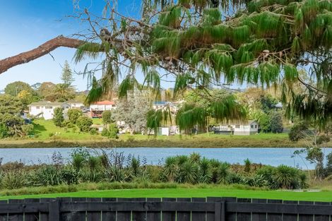 Photo of property in 15 Ingleby Place, Kelston, Auckland, 0602