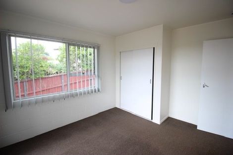 Photo of property in 2/587 Glenfield Road, Totara Vale, Auckland, 0629