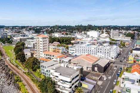 Photo of property in Devonport Apartments, 26/127 Saint Aubyn Street, New Plymouth, 4310