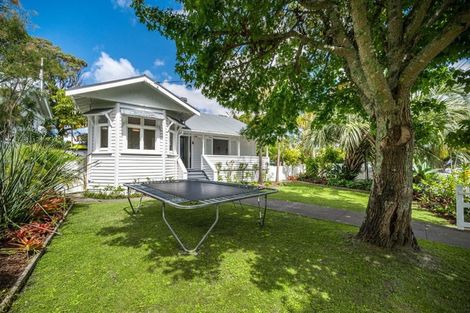 Photo of property in 15 Waterview Road, Stanley Point, Auckland, 0624