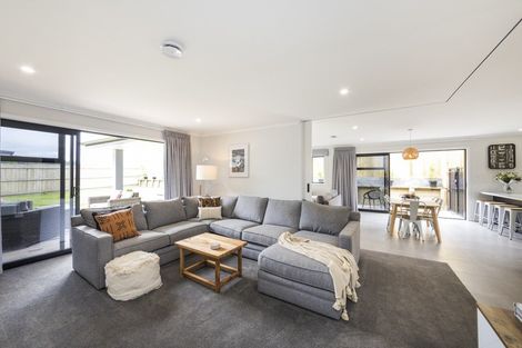 Photo of property in 49 Vaucluse Heights, Fitzherbert, Palmerston North, 4410