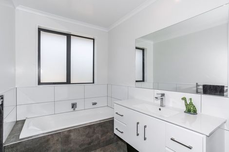 Photo of property in 16 Lippiatt Crescent, Pokeno, 2402