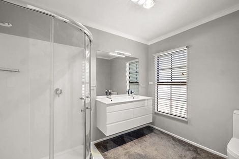 Photo of property in 11 Shelter Grove, Frankleigh Park, New Plymouth, 4310