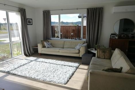 Photo of property in 16 Ropere Street, Kumeu, 0810