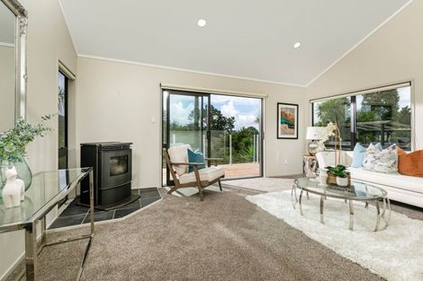 Photo of property in 33 Waipuia Place, Greenhithe, Auckland, 0632