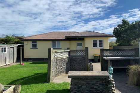 Photo of property in 2 Collins Street, Hawera, 4610