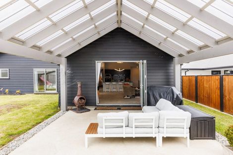 Photo of property in 10 Mediterranean Grove, Fitzherbert, Palmerston North, 4410