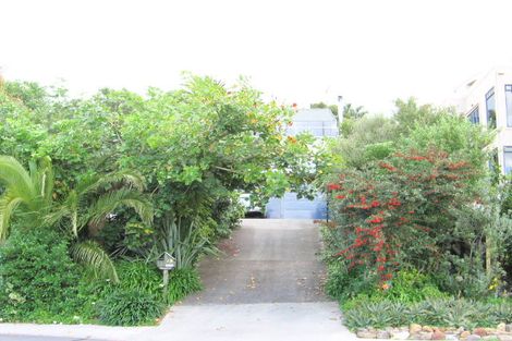 Photo of property in 28 Chelverton Terrace, Red Beach, 0932