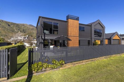 Photo of property in 15 Beach Road, Waikawa, Picton, 7220