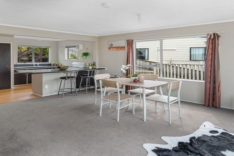 Photo of property in 32a Cheltenham Terrace, Newlands, Wellington, 6037