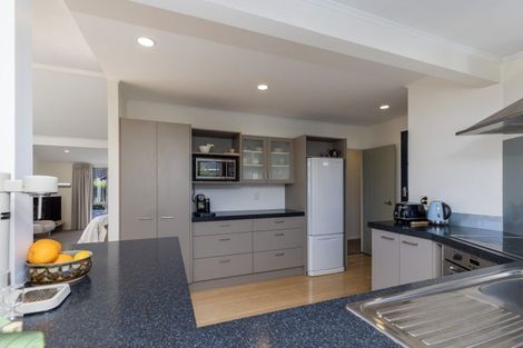 Photo of property in 11 Hadfield Place, Paraparaumu Beach, Paraparaumu, 5032