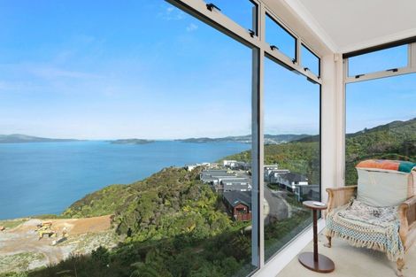 Photo of property in 28 Bennett Grove, Newlands, Wellington, 6037