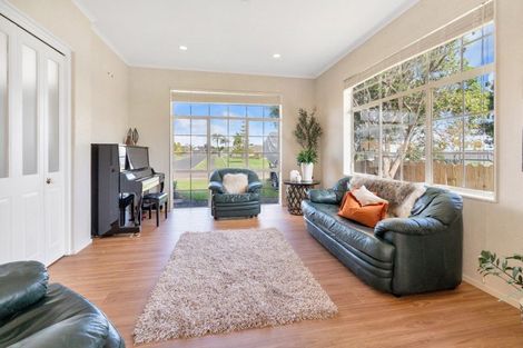 Photo of property in 11 Corta Bella Place, Golflands, Auckland, 2013