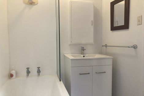 Photo of property in Victoria Court, 11/4 Queen Street, Mount Victoria, Wellington, 6011