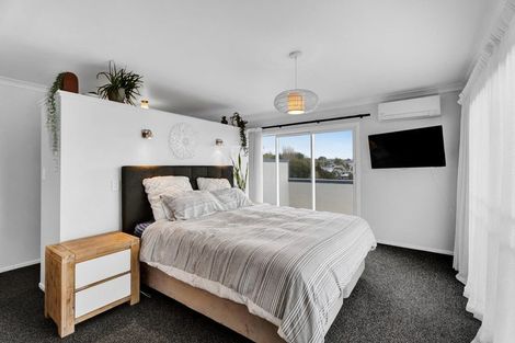 Photo of property in 10 Strandon Place, Strandon, New Plymouth, 4312