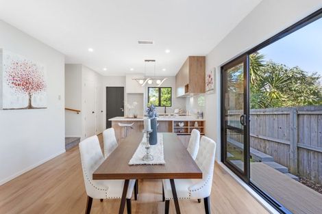 Photo of property in 140e Edgewater Drive, Pakuranga, Auckland, 2010