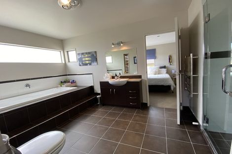 Photo of property in 17 Glen Bay Close, Pinehill, Auckland, 0632