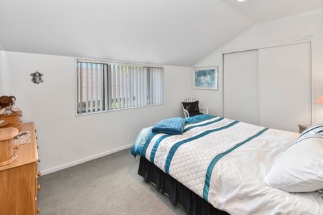 Photo of property in 2/11 The Rosebowl, Sunnyhills, Auckland, 2010