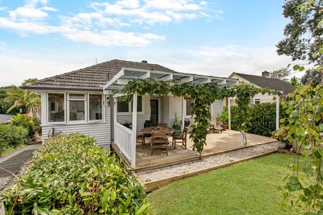 Photo of property in 25 Clairville Crescent, Wai O Taiki Bay, Auckland, 1072