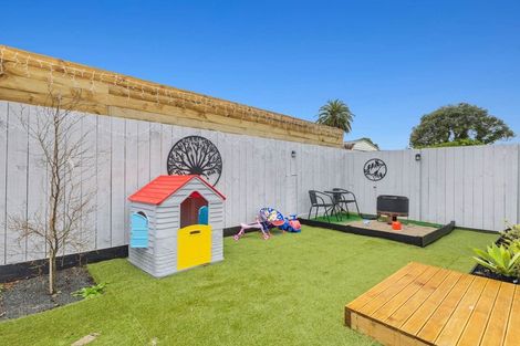 Photo of property in 2/7 Gambare Place, Wattle Downs, Auckland, 2103