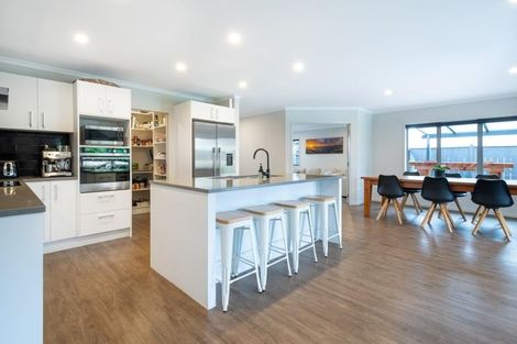 Photo of property in 17 Eric Farley Drive, Kumeu, 0810