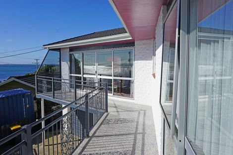 Photo of property in 104 Marine Parade, Bluff, 9814