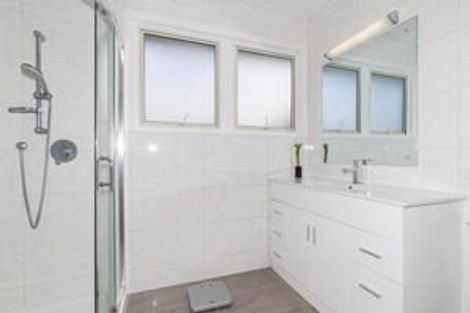 Photo of property in 9 Heather Place, Sunnynook, Auckland, 0620