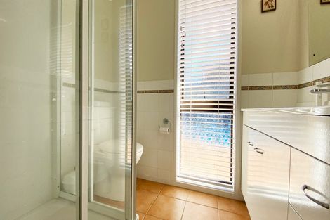 Photo of property in 10 St Simon Place, Botany Downs, Auckland, 2010