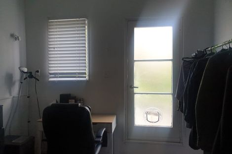 Photo of property in 15 Barker Rise, Northcross, Auckland, 0632