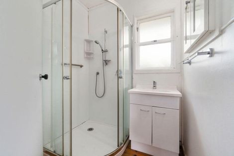 Photo of property in 16 London Street, Te Atatu Peninsula, Auckland, 0610