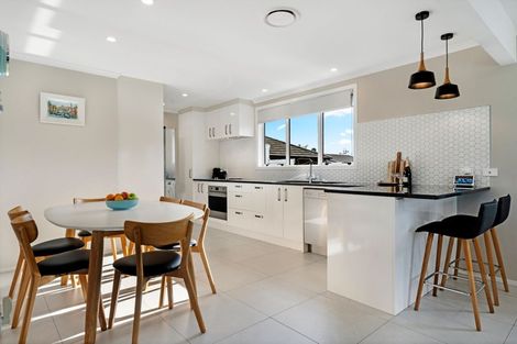 Photo of property in 4 Rixon Place, Te Atatu Peninsula, Auckland, 0610