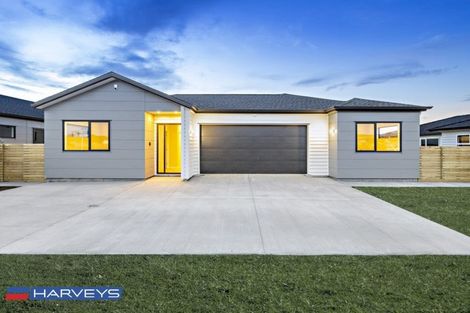 Photo of property in 12 Twin Parks Rise, Papakura, 2110