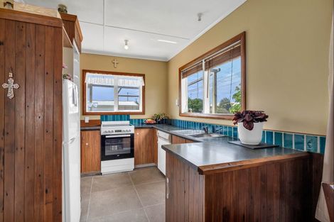 Photo of property in 2 Bone Crescent, Hawera, 4610