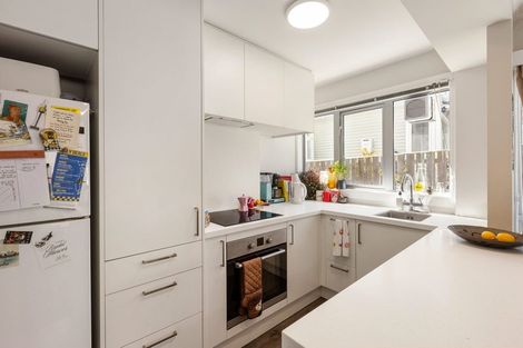 Photo of property in Victoria Court, 4/4 Queen Street, Mount Victoria, Wellington, 6011