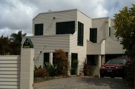 Photo of property in 7 Queen Natalie Place, Massey, Auckland, 0614