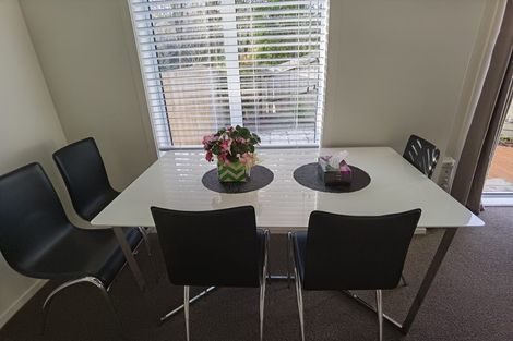 Photo of property in 3/30 John Jennings Drive, Oteha, Auckland, 0632