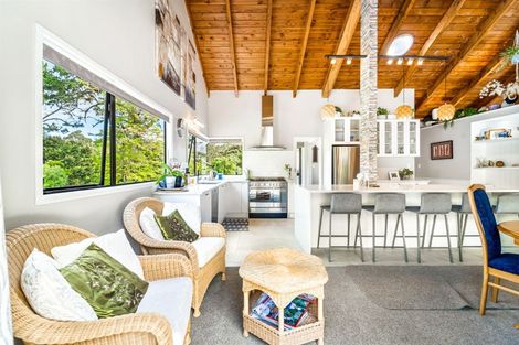 Photo of property in 12 Hobbs Road, Matakatia, Whangaparaoa, 0930