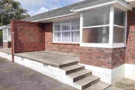 Photo of property in 2/116 Te Atatu Road, Te Atatu South, Auckland, 0610