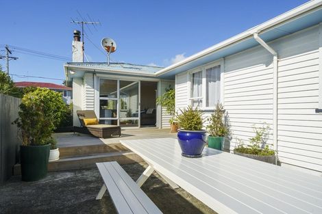 Photo of property in 8 Balmain Street, Newlands, Wellington, 6037