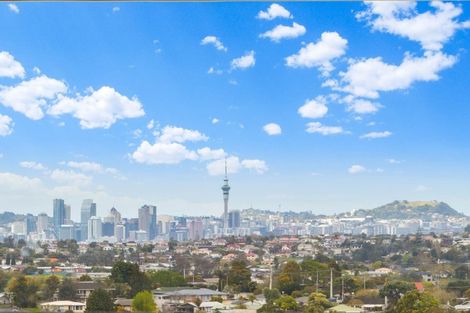 Photo of property in 15 Target Road, Totara Vale, Auckland, 0629