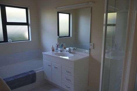 Photo of property in 20 Landsdowne Terrace, Karori, Wellington, 6012