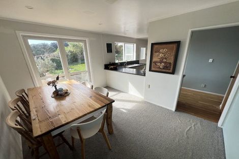 Photo of property in 24 Colchester Crescent, Newlands, Wellington, 6037