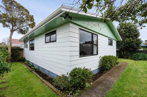 Photo of property in 3 Kaimata Street, Brooklands, New Plymouth, 4310