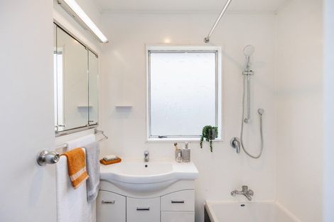 Photo of property in 18 Cumberland Place, Kelvin Grove, Palmerston North, 4414