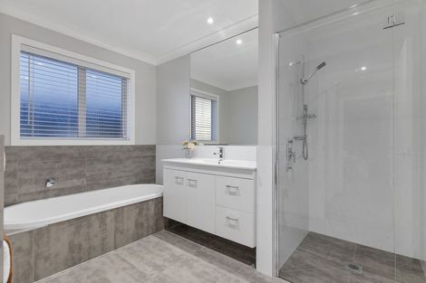 Photo of property in 8 Verley Rise, East Tamaki Heights, Auckland, 2016