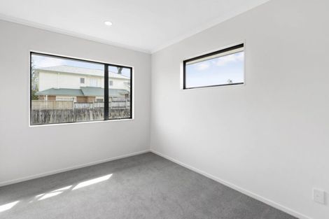 Photo of property in 3 Phelps Place, Glendene, Auckland, 0602