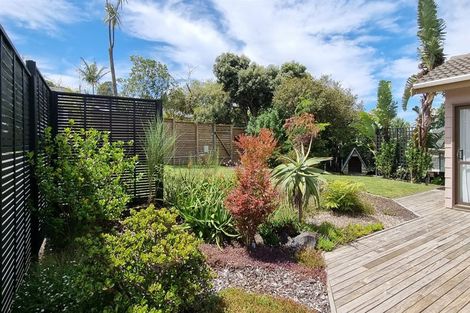 Photo of property in 24 Deverell Place, Northcross, Auckland, 0632