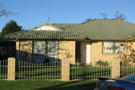 Photo of property in 10 Swanson Oaks, Swanson, Auckland, 0612