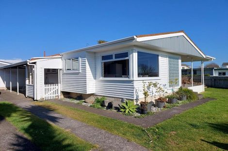 Photo of property in 8 Riversdale Drive, Merrilands, New Plymouth, 4312
