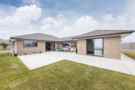 Photo of property in 4 Cyprus Place, Fitzherbert, Palmerston North, 4410